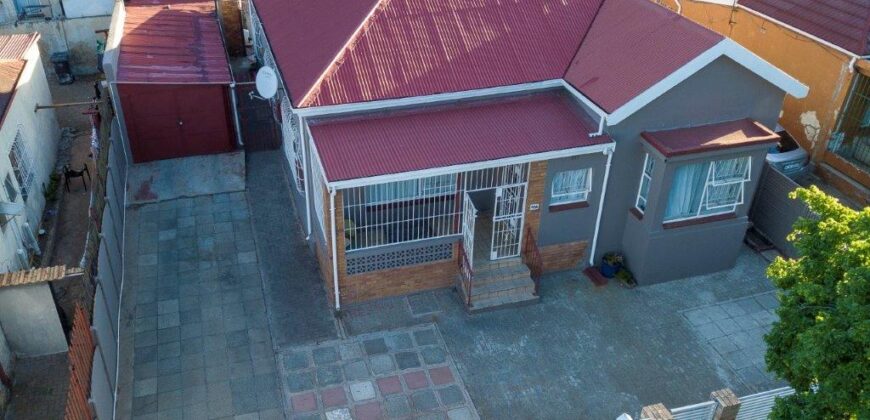 Discover this neat, well-maintained family home that’s ready for you to move in and start living!